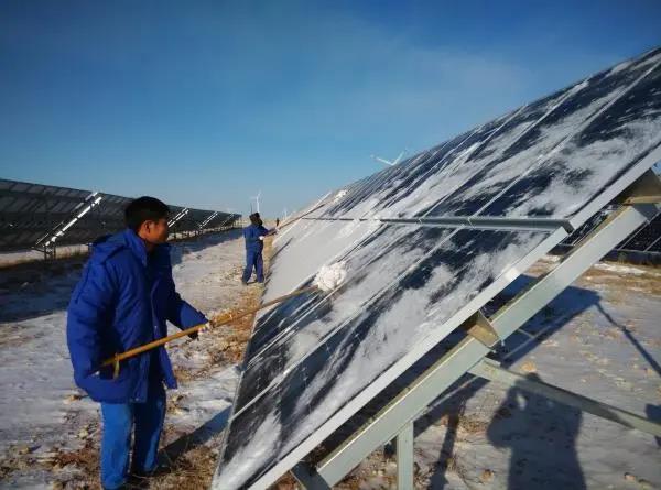 Jak udržovat fotovoltaické elektrárny v zimě?